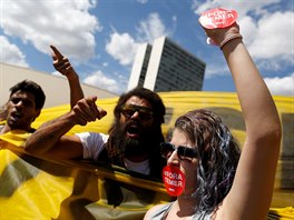 Stoupenci Dilmy Rousseffov protestuj proti Michelu Temerovi. (31. srpna 2016)