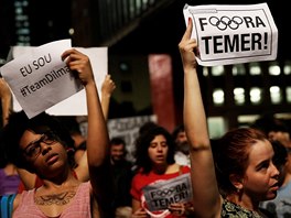 Stoupenci Dilmy Rousseffov protestuj proti Michelu Temerovi. (31. srpna 2016)