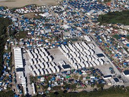 Leteck zbr na tbor migrant v Calais (24. srpna 2016)