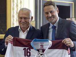 Majitel hokejov Sparty Petr Bza (vpravo) pedstavuje spolu s Jaroslavem...