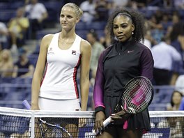 Karolna Plkov a Serena Williamsov se fot ped semifinle tenisovho US...