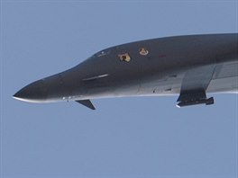 Americký bombardér B-1B Lancer bhem nízkého prletu nad základnou u Námst...