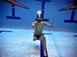 PARALYMPIONIK. Plavec Daniel Dias z Brazílie pózuje fotografm pod hladinou...