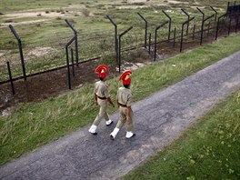 VYÍ PLOTY. Indická hlídka patroluje na hranici s Bangladéí. Ministerský...