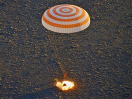 TVRDÉ PISTÁNÍ. Návratový modul kosmické lodi Sojuz zakonil svou cestu z...