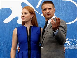 Jeremy Renner a Amy Adams na MFF v Benátkách pedstavují film Píchozí (2016)