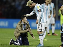 Takhle poklekl jeden fanouk ped svou modlou Lionelem Messim po jeho nvratu...