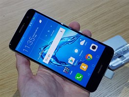 Smartphone Huawei nova plus na veletrhu IFA v Berlín