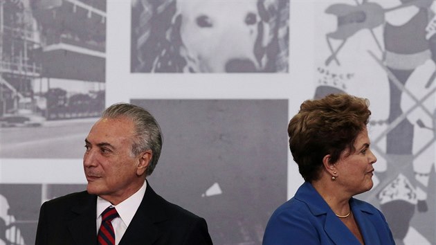 Brazilsk prezident Michel Temer a jeho pedchdkyn Dilma Rousseffov. Na fotce z 5. listopadu 2014.