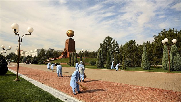 Ppravy na oslavy Dne nezvislosti v centru uzbeckho Takentu (29. srpna 2016)