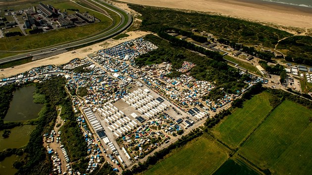 Letecký pohled na uprchlický tábor zvaný Dungle v Calais. Na snímku jsou...