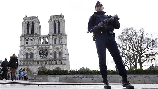Francouzský policista před chrámem Notre Dame (27. března 2016)