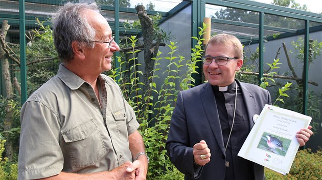Plzesk biskup Tom Holub adoptoval v plzesk zoologick zahrad holuba krvavho, na snmku s editelem zoo Jim Trvnkem (1. 9. 2016)