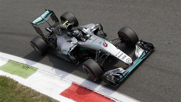 Nmeck jezdec Nico Rosberg ve svm Mercedesu bhem kvalifkan jzdy na nedln zvod v italsk Monze.