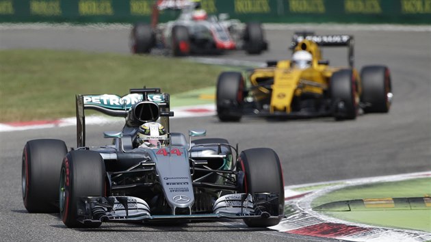 Brit Lewis Hamilton v Mercedesu bhem kvalifikace na nedln zvod na okruhu v Monze.