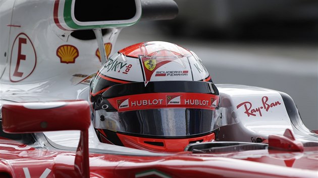 Fin Kimi Rikknen ve voze Ferrari bhem kvalifikace na italskou velkou cenu.
