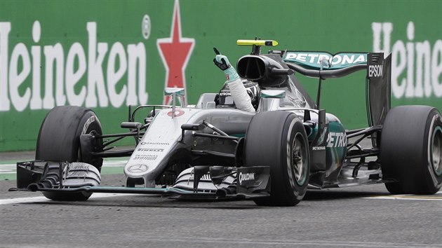 Nmeck zvodnk Nico Rosberg z Mercedesu slav vtzstv ve Velk cen Itlie.
