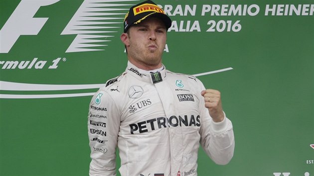 RADOST. Nico Rosberg oslavuje triumf ve Velk cen Itlie formule 1.