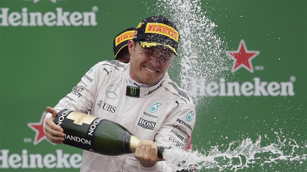 TRADIN SPRCHA AMPASKM. Nico Rosberg se raduje z vtzstv ve Velk cen Itlie. V celkovm poad ampiontu ztrc na vedoucho Lewise Hamiltona u jen dva body.