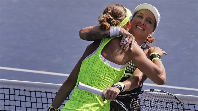 Francouzka Kristina Mladenovicov objm svou krajanku Caroline Garcaovou po vhe v semifinle tenisovho US Open.