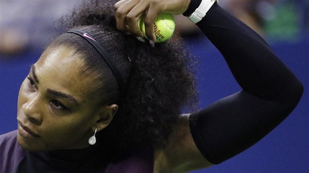 Serena Williamsov s mkem v ruce se chyst na podn v semifinle US Open.