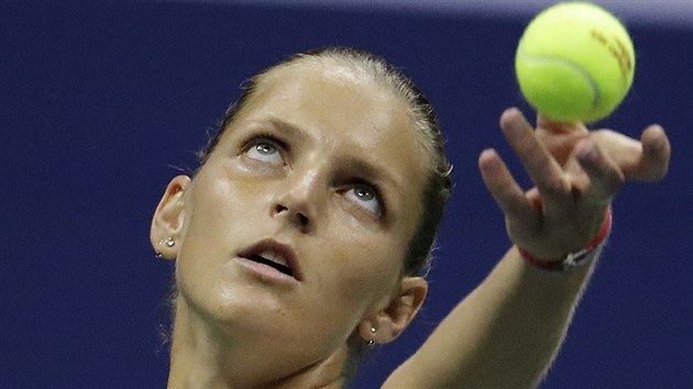 Karolna Plkov podv v semifinle US Open proti Seren Williamsov.