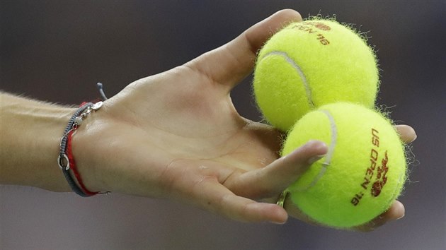 Tenisov mky v ruce Karolny Plkov v semifinle US Open.