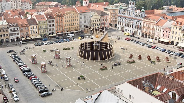 Architekt Jan Šépka během výstavy Vnímání zakryl Samsonovu kašnu za sedmimetrovou stěnou.