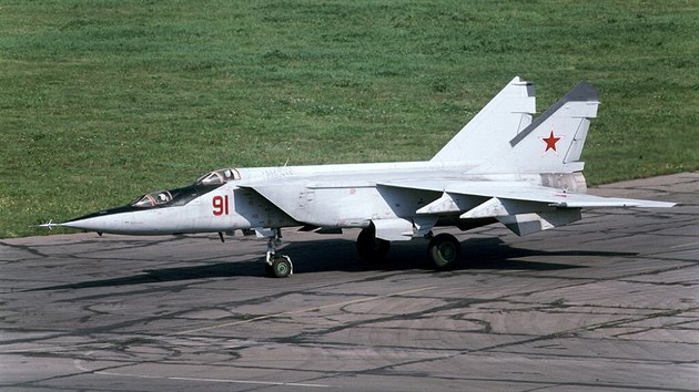 Cvičné verze MiGu-25 měly kokpit instruktora předsazen do přídě. Tyto spárky nebyly příliš pěkné, avšak více zajímavé než ošklivé.