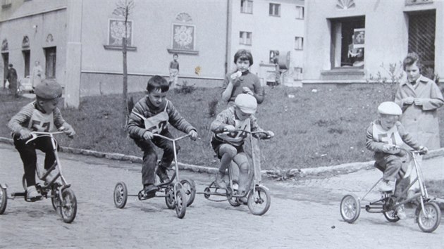K aktivitm rskch cyklist patil v minulosti i zvod tkolek. Dest ronk v roce 1963 vyhrl v dnen Brodsk ulici souasn f oddlu Ji tpnek (vpravo).