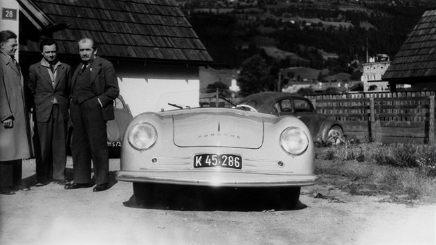 Slavn fotka, kde Ferdinand a Ferry Porsche pzuj u prototypu modelu 356, ktermu kali Strmvogel. Komenda pihl vpravo. Vpropaganch materilech pozdji firma Komendu ozla.