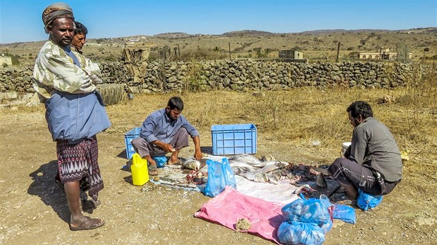 Rybáři z Mirbatu prodávají své úlovky ve vesnici Tawi Atayr.
