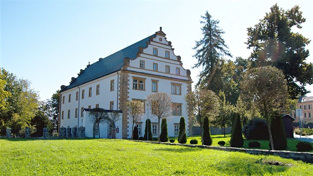 luknovsk zmek obklopuje anglick park.