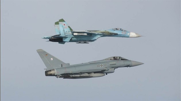 Nmeck Eurofighter Typhoon doprovz ruskou pepadovou sthaku Su-27 nad Pobaltm