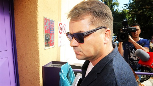 Odsouzený lobbista Marek Dalík přichází k věznici v Praze na Pankráci. (1. září 2016)