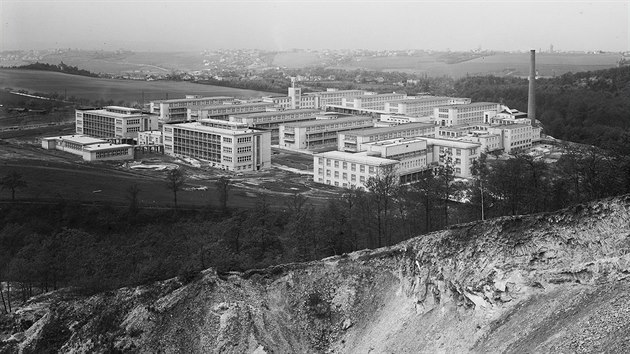 Masarykovy domovy, ve sv dob svtov unikt sdruujc starobinec, chorobinec a adu slueb na jednom mst, byl oteven v roce 1928 v Kri u Prahy. Snmek pochz prv z tto doby krtce po oteven arelu.