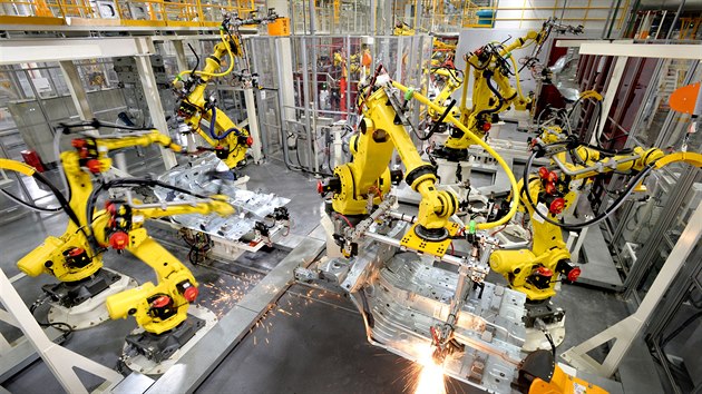 Továrna na výrobu mobilů v čínském městě Dongguan plně svěřila práci robotům. Ve fabrice zůstala jen desetina lidí, kteří dohlížejí na stroje. Ty zajišťují kompletní práce od výroby až po skladování.