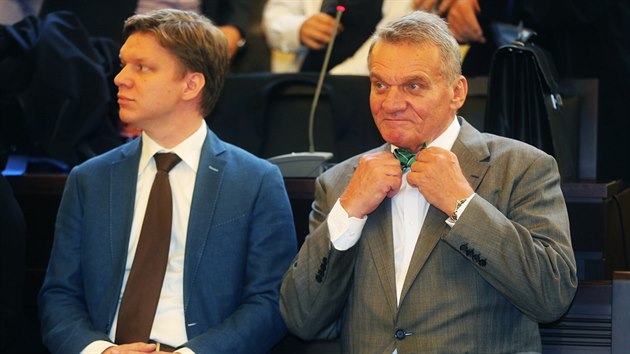 Bývalí pražští primátoři Bohuslav Svoboda (vpravo) a Tomáš Hudeček u Městského soudu v Praze, který vynesl rozsudek nad obžalovanými v kauze Opencard. (8. září 2016)