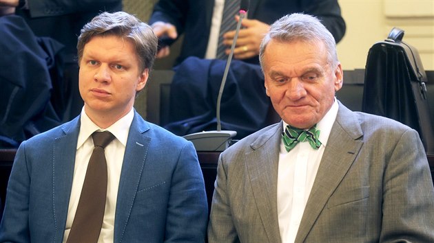 Bývalí pražští primátoři Bohuslav Svoboda (vpravo) a Tomáš Hudeček u Městského soudu v Praze, který vynesl rozsudek nad obžalovanými v kauze Opencard. (8. září 2016)
