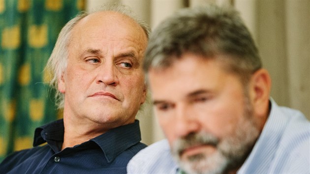 Exministi Michale Kocb (vlevo) a Jan Kalvoda na tiskov konferenci Kromsk vzvy (5. z 2016)
