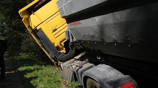 Kamion havaroval mezi obcemi Zubčice a Kaplice - nádraží.