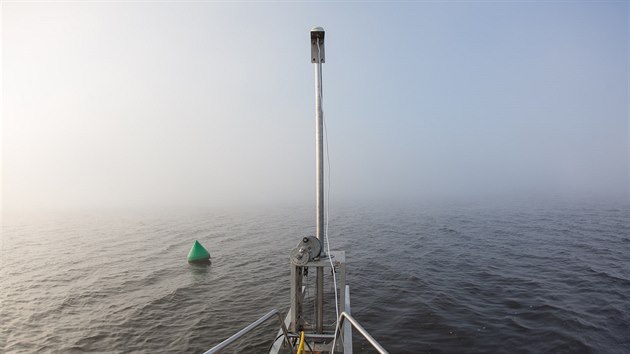 Hydrobiologové zkoumali ryby na Lipně. Ráno se nad hladinou držela mlha.