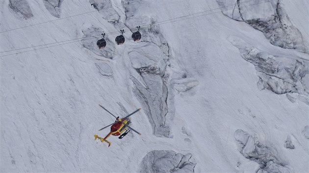 Na francouzskm svahu hory Mont Blanc se ve tvrtek porouchala lanov drha, v jejch kabinch v nadmosk vce 3800 metr uvzlo na 110 lid. Podle horsk sluby 50 cestujcch pepravily zptky do dol zchrann vrtulnky, zbvajcch 60 na mst strvilo noc (8. z 2016).