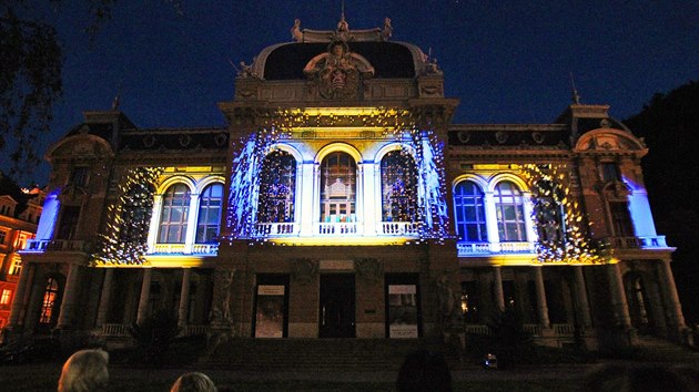 Videomapping na budovu Csaskch lzn v Karlovch Varech u pleitosti oslav 700. vro narozen Karla IV.