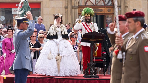 Oslavy na poest marla Radeckho na Hornm nmst v Olomouci. Na snmku pedstavitel csae Frantika Josefa I. a jeho chot.