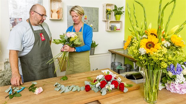 Nechte si poradit od floristy, jak uvázat klasickou kytici jako profík -  iDNES.cz