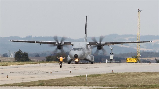 Na letiti u Nmt nad Oslavou se objevily prvn stroje, kter se zastn letonho cvien Ample Strike.