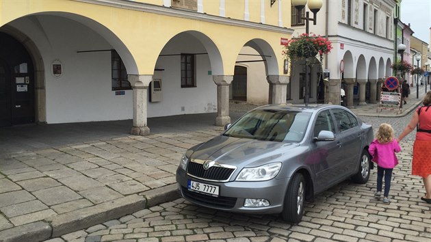 Automobil pelhimovskho mstskho adu stoj ped radnic na Masarykov nmst. V tchto mstech je ale stn od ledna zakzan. Podle autora fotografi takto vz odstavil mstostarosta Josef Koch, kter je jednm z autor novho kritizovanho systmu parkovn v centru msta.