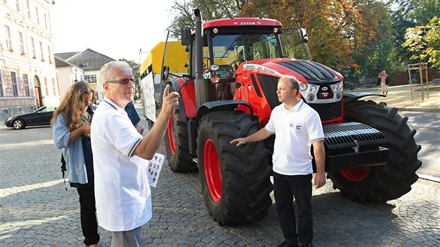 Sentor Jan Veleba vyrazil do kampan ped krajskmi volbami na traktoru. Start se mu ale tak pln nevydail.