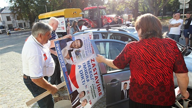 Sentor Jan Veleba vyrazil do kampan ped krajskmi volbami na traktoru. Start se mu ale tak pln nevydail.